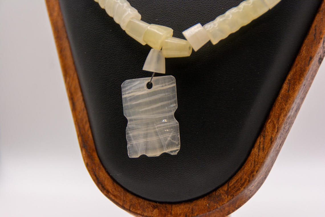 Vintage Quartz Pendant Necklace 16" - Carved Cream Beads - Gold Tone Accents - 38.1g Collar, photo 2 of 4