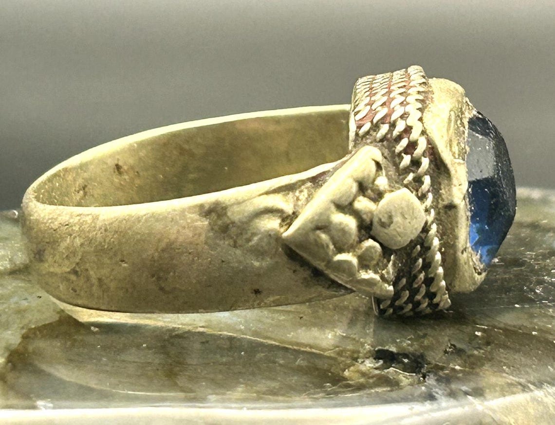 Vintage Afghan Kuchi Tribal Ring Brass Cobalt Blue Faceted Glass Size 8 Boho, photo 8 of 9