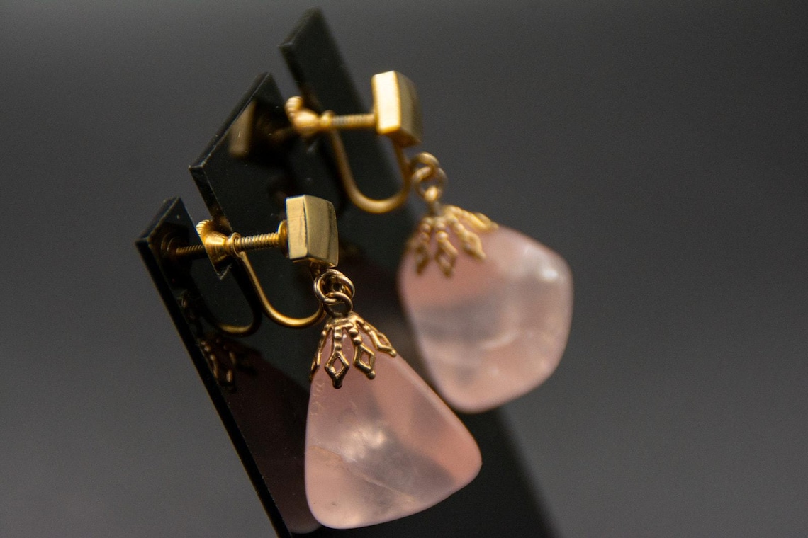 Vtg Rose Quartz Dangle Earrings Gold Tone Screw Back Handcrafted Love Crystal, photo 4 of 6
