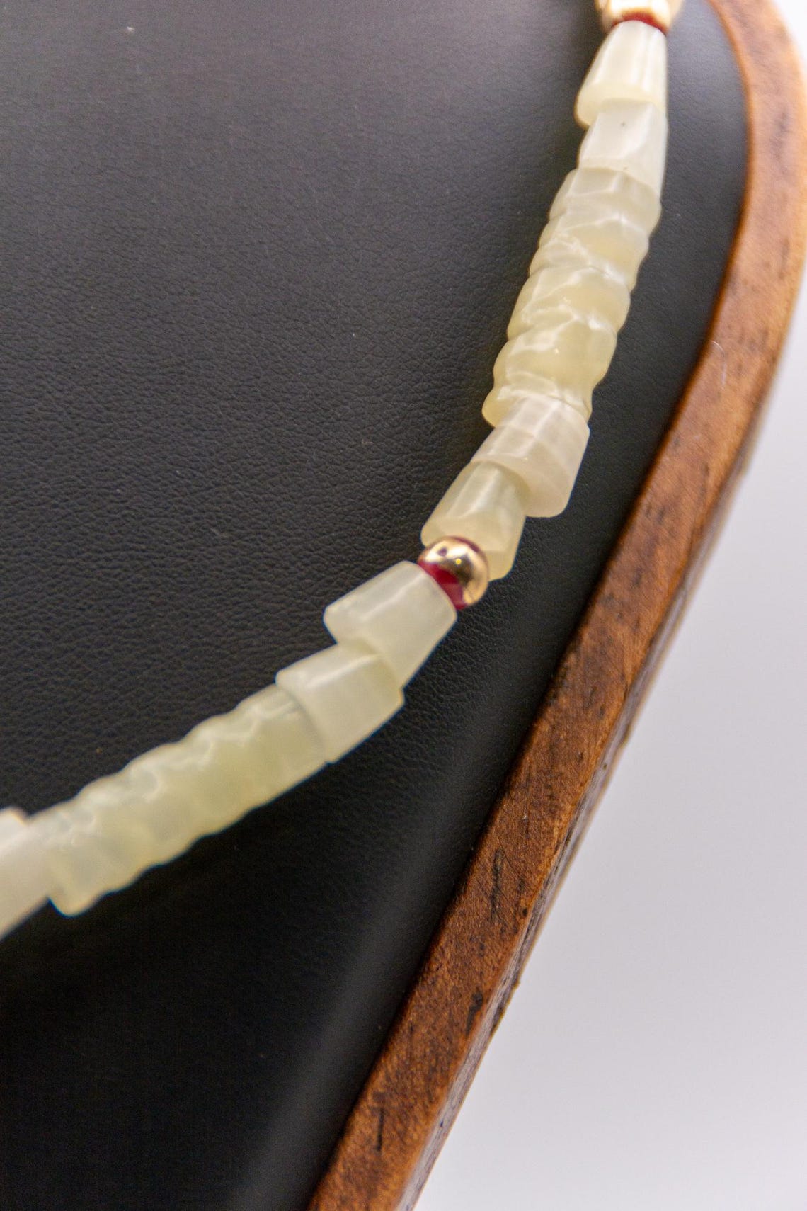 Vintage Quartz Pendant Necklace 16" - Carved Cream Beads - Gold Tone Accents - 38.1g Collar, photo 4 of 4