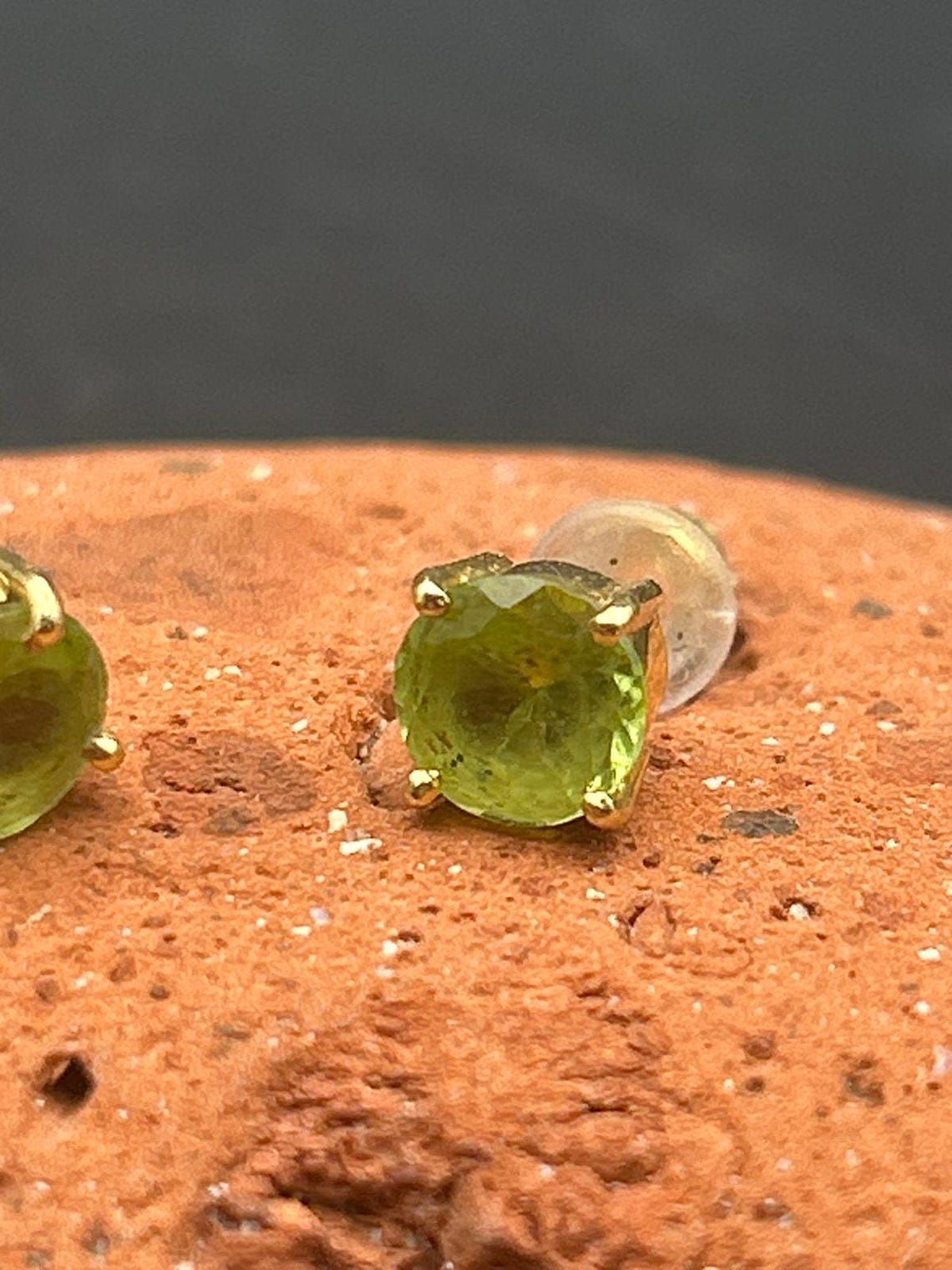 Vintage 3mm Gold Tone Peridot Green Stud Earrings August Birthstone, photo 3 of 7