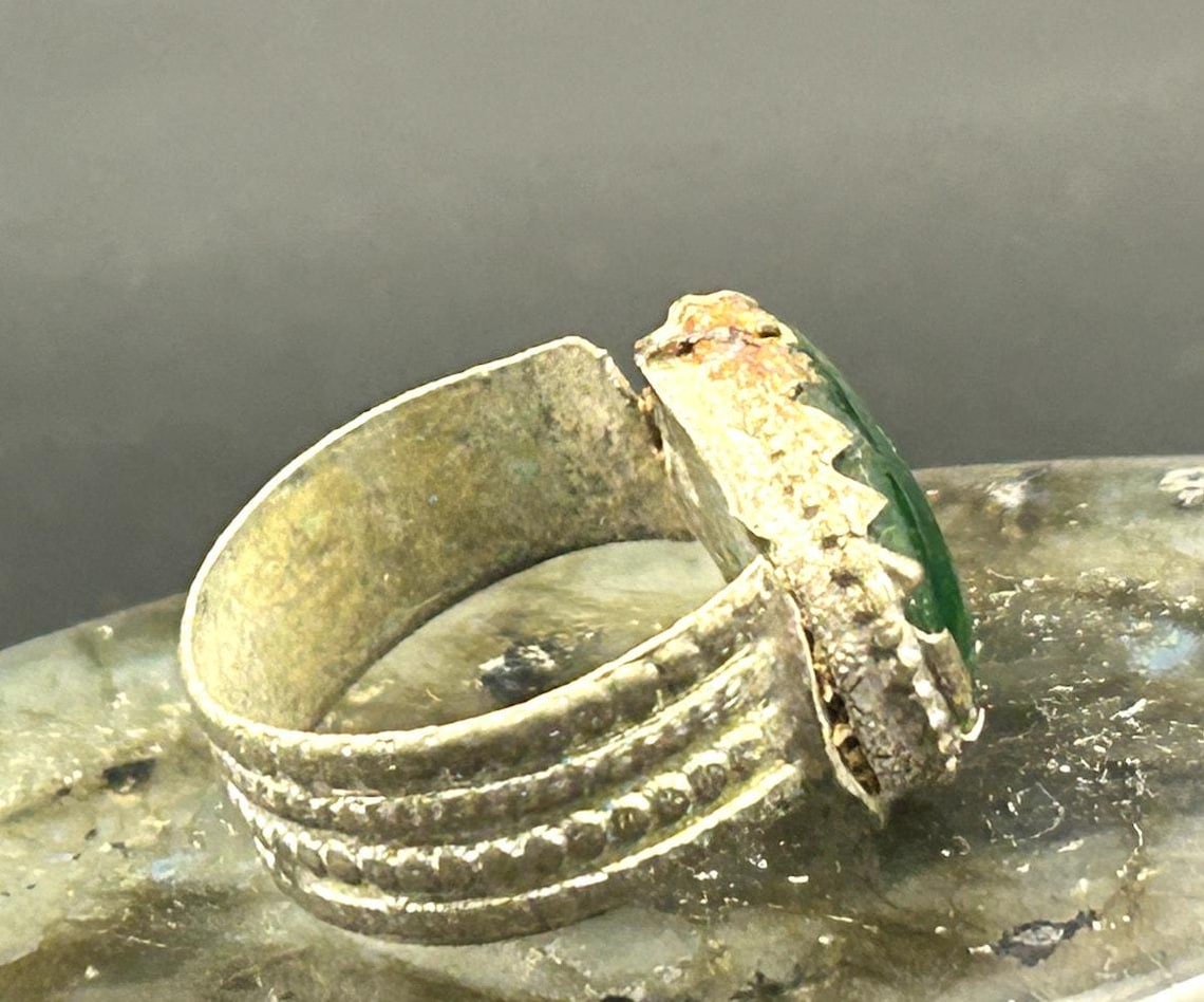Vintage Afghan Kuchi Tribal Ring Brass Green Glass Size 6 Ribbed Band Boho, photo 7 of 8
