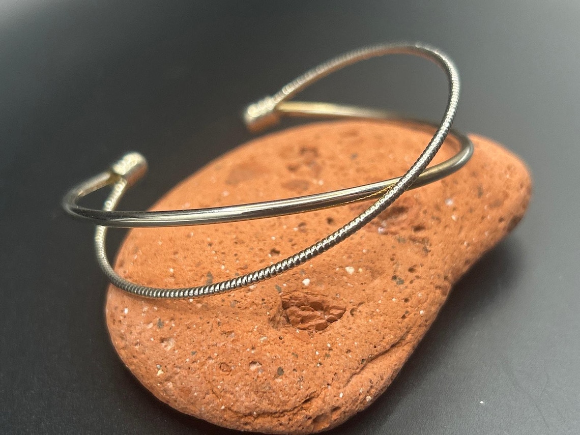 Vintage Silver Tone Coiled & Smooth Wire Crisscross Cuff Bracelet Open Bangle, photo 3 of 7