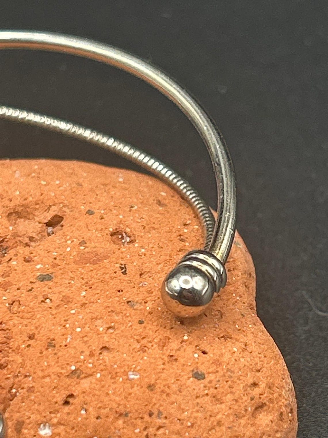 Vintage Silver Tone Coiled & Smooth Wire Crisscross Cuff Bracelet Open Bangle, photo 5 of 7