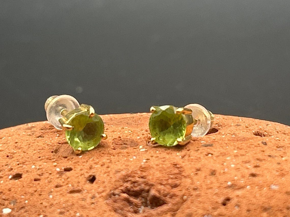 Vintage 3mm Gold Tone Peridot Green Stud Earrings August Birthstone, photo 2 of 7