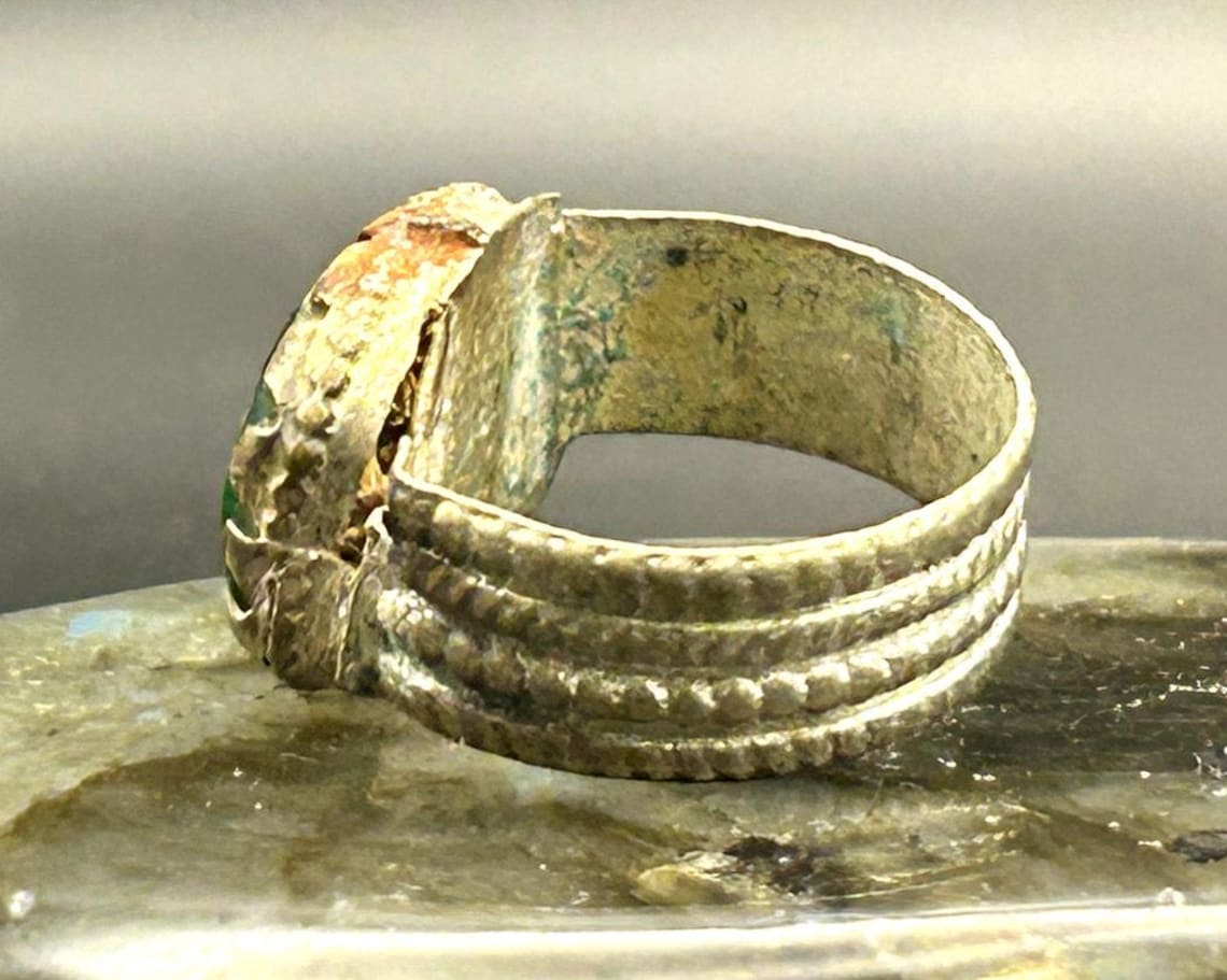 Vintage Afghan Kuchi Tribal Ring Brass Green Glass Size 6 Ribbed Band Boho, photo 5 of 8