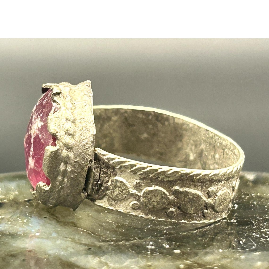 Vintage Afghan Kuchi Tribal Ring Brass Pink Faceted Glass Stone Size 6 Boho, photo 3 of 6