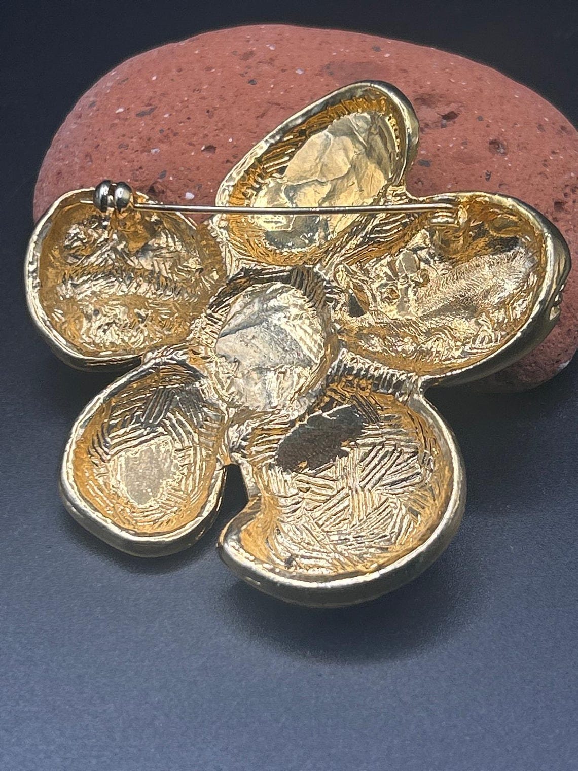 Vintage 80s Gold Tone Flower Brooch Faux Pearl Rhinestone Floral Pin 2.5 x 2.5", photo 7 of 10