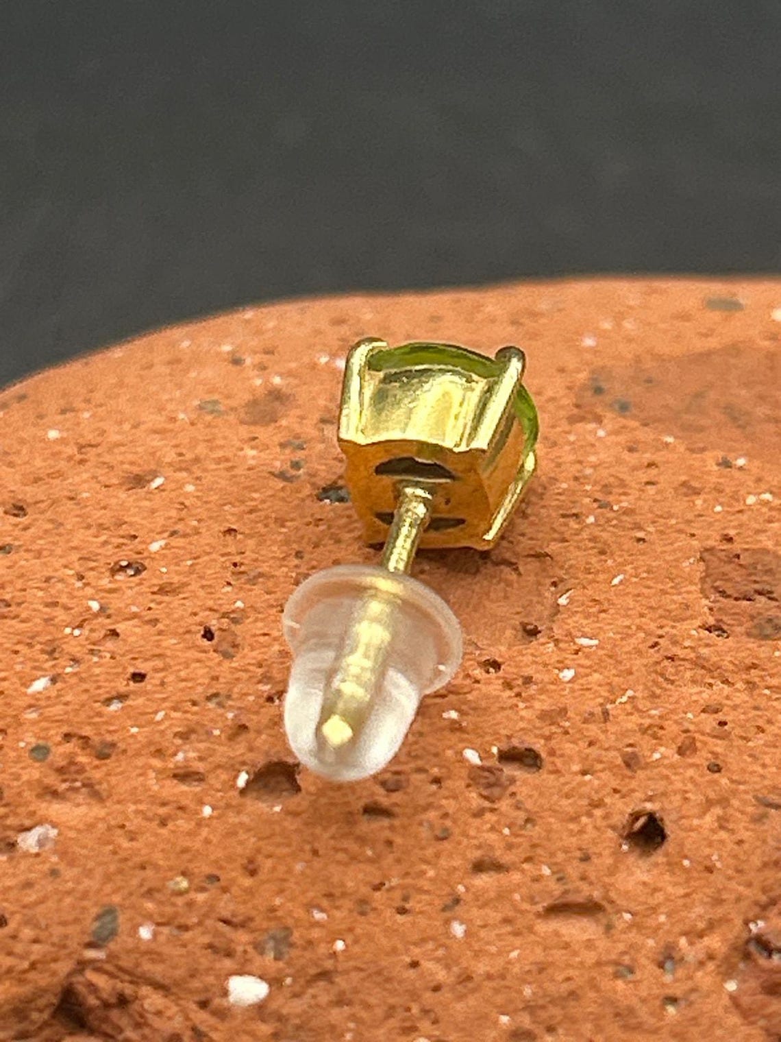 Vintage 3mm Gold Tone Peridot Green Stud Earrings August Birthstone, photo 7 of 7