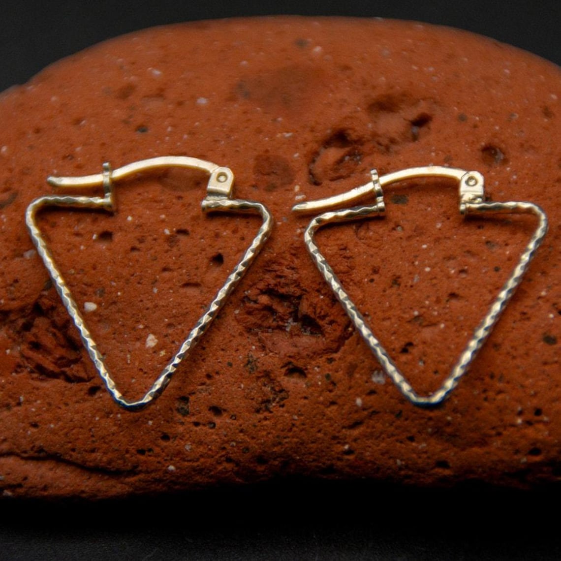 Vtg Mexico 925 Taxco MC Arrowhead Hoop Earrings Textured Wire Geometric, photo 2 of 3