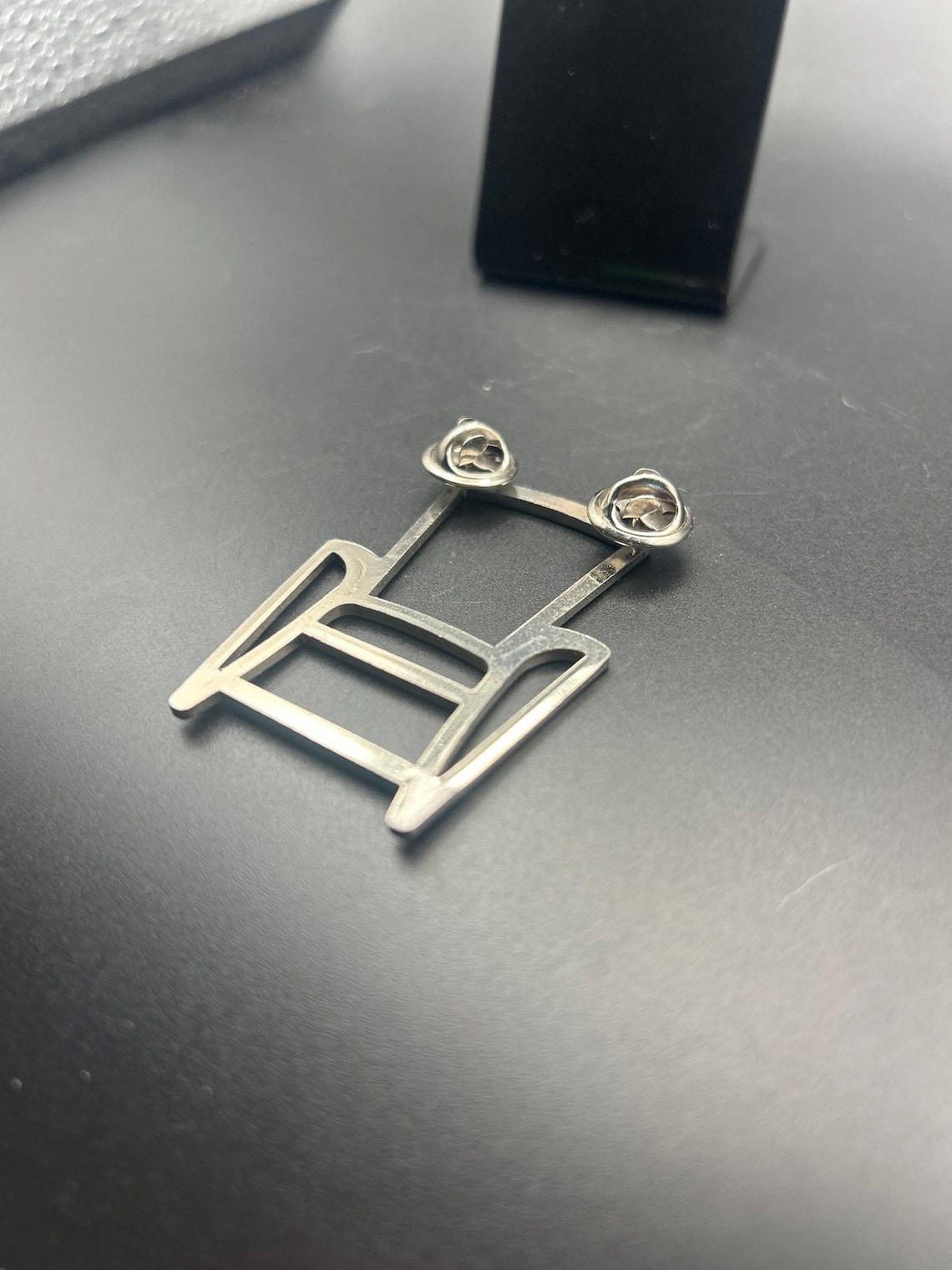 Vintage Silver Tone Minimalist Wire Frame Chair Brooch Pin - 2.5 Inch, photo 5 of 6