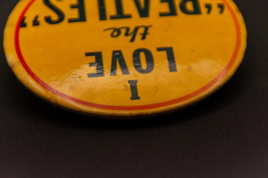 Vintage 1960s I Love The Beatles 3" Pinback Button Rare Memorabilia Beatlemania, photo 4 of 9