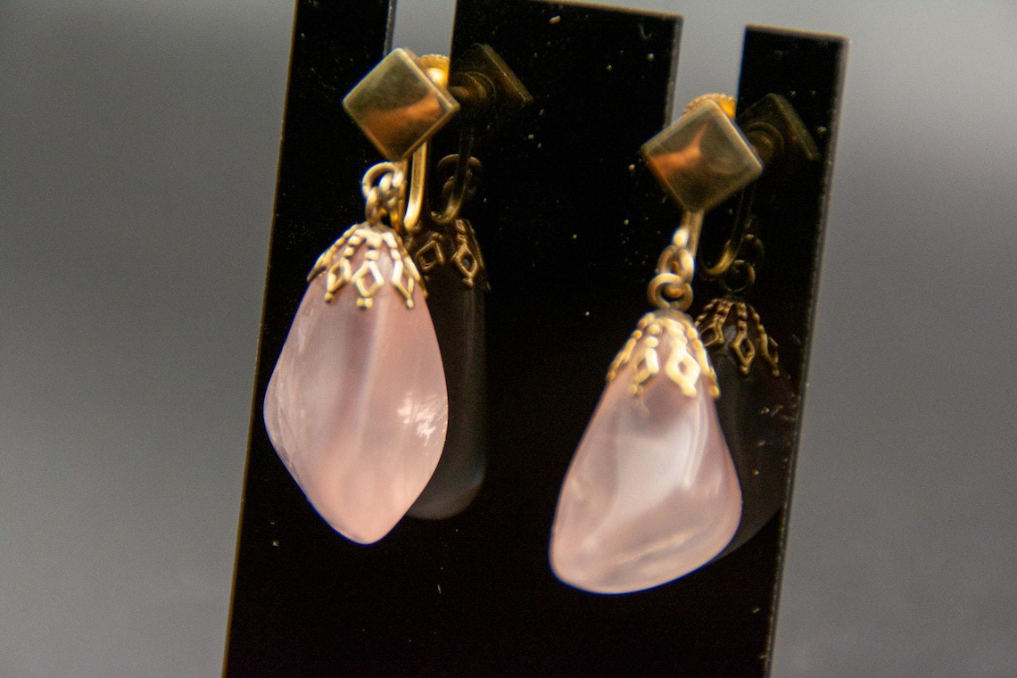 Vtg Rose Quartz Dangle Earrings Gold Tone Screw Back Handcrafted Love Crystal, photo 3 of 6
