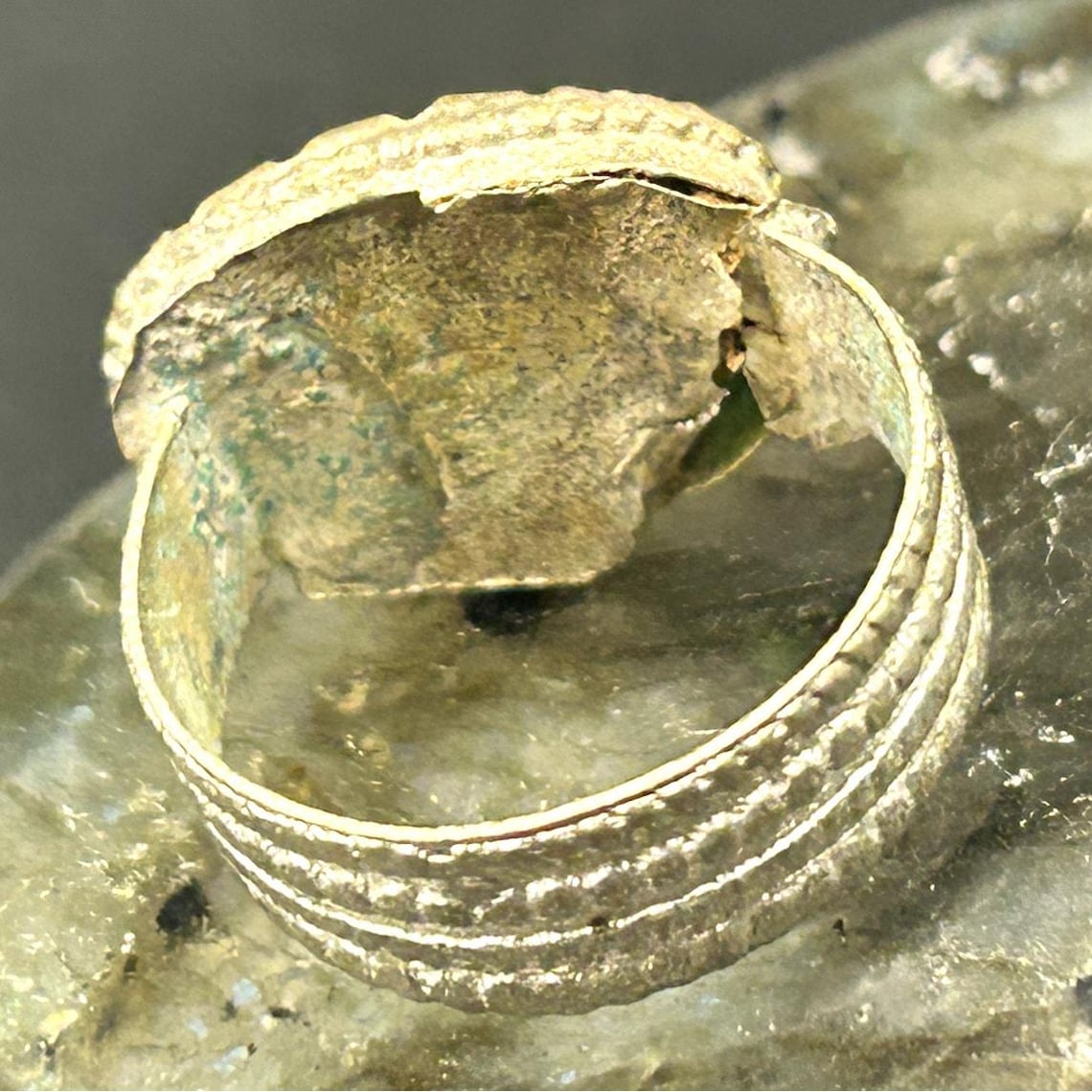 Vintage Afghan Kuchi Tribal Ring Brass Green Glass Size 6 Ribbed Band Boho, photo 4 of 8