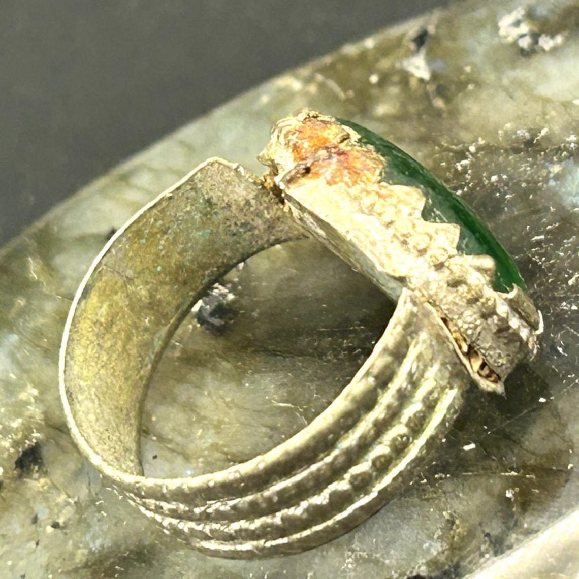 Vintage Afghan Kuchi Tribal Ring Brass Green Glass Size 6 Ribbed Band Boho, photo 8 of 8