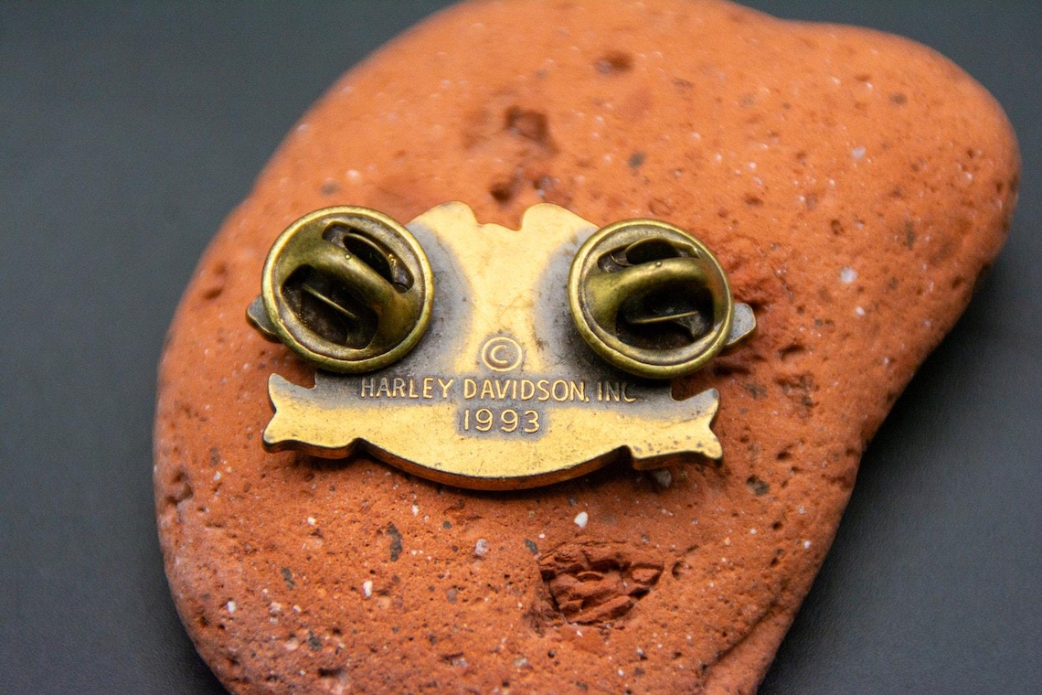 Vintage 1993 Harley Owners Group HOG Eagle Brass Lapel Pin, photo 5 of 6
