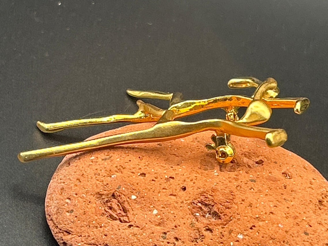 Vintage Modernist Dancing Couple Gold Tone Brooch Matte Polished Pin 3x3", photo 4 of 7