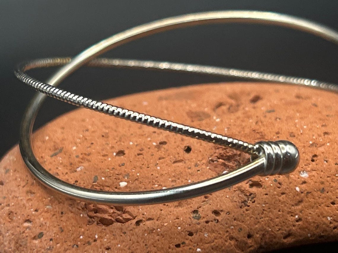 Vintage Silver Tone Coiled & Smooth Wire Crisscross Cuff Bracelet Open Bangle, photo 6 of 7