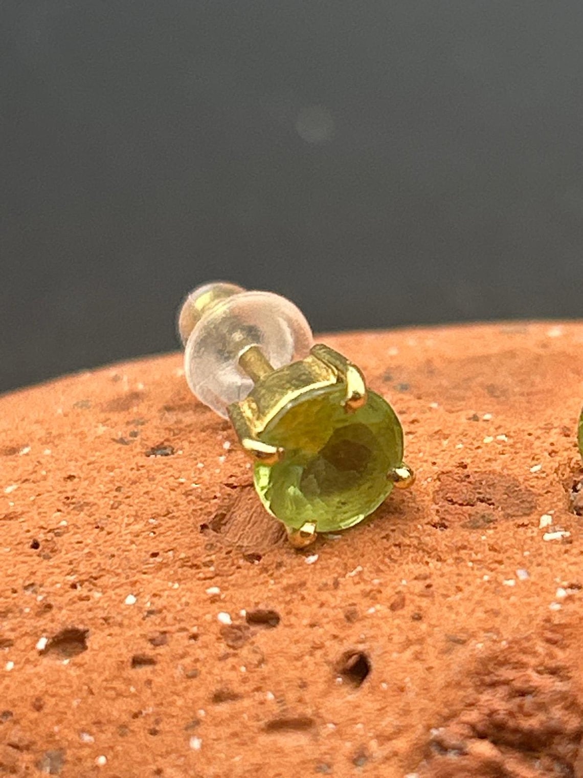 Vintage 3mm Gold Tone Peridot Green Stud Earrings August Birthstone, photo 4 of 7