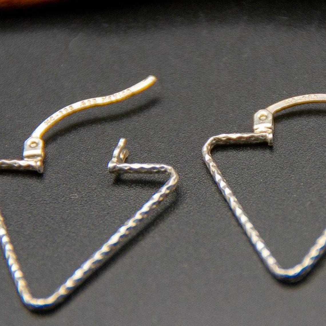 Vtg Mexico 925 Taxco MC Arrowhead Hoop Earrings Textured Wire Geometric, photo 3 of 3