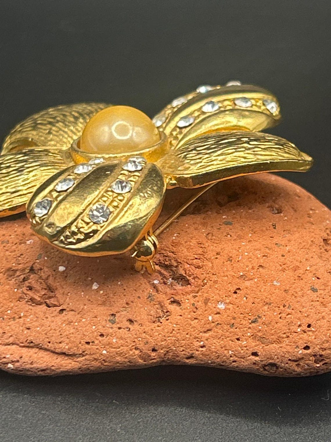 Vintage 80s Gold Tone Flower Brooch Faux Pearl Rhinestone Floral Pin 2.5 x 2.5", photo 5 of 10