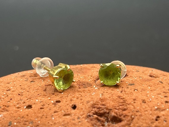 Vintage 3mm Gold Tone Peridot Green Stud Earrings August Birthstone