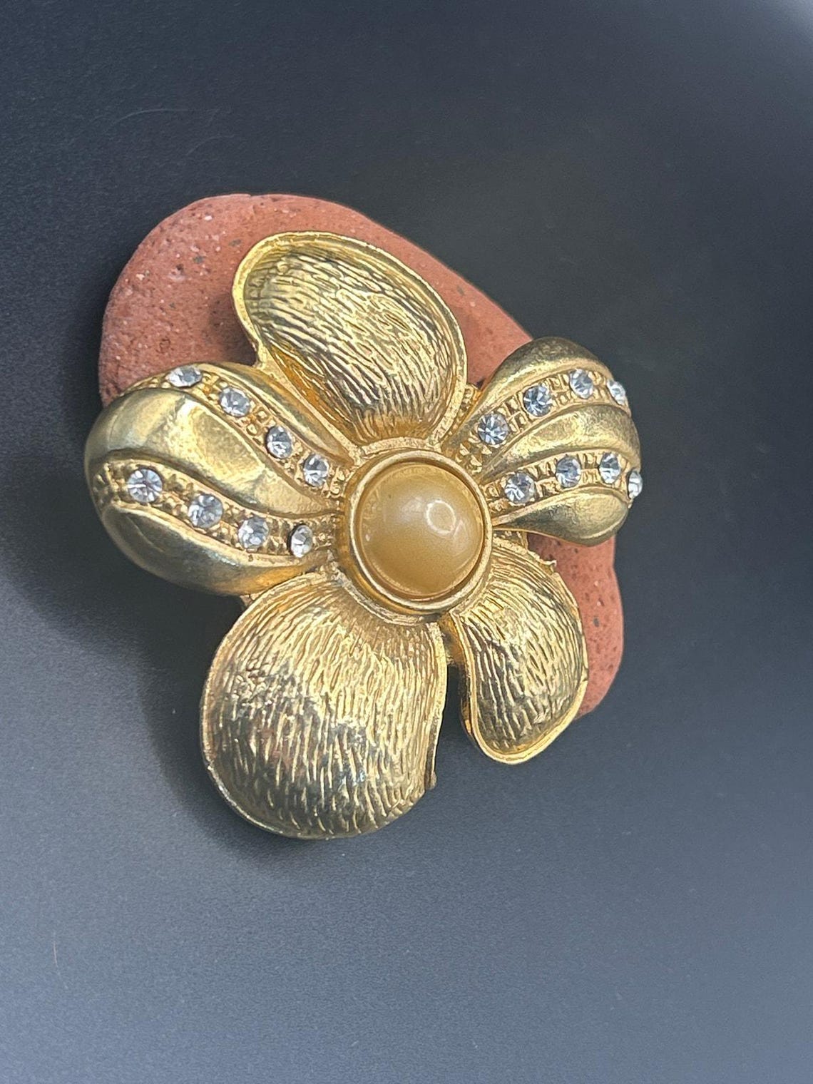 Vintage 80s Gold Tone Flower Brooch Faux Pearl Rhinestone Floral Pin 2.5 x 2.5", photo 2 of 10