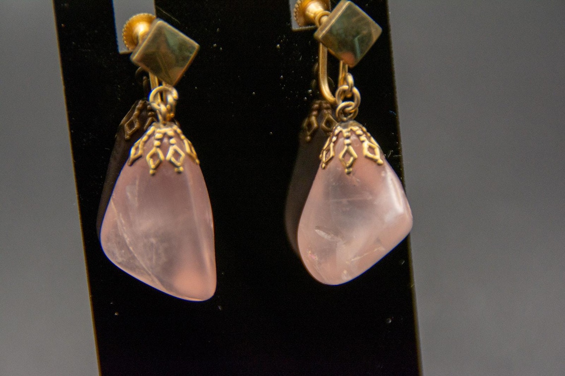 Vtg Rose Quartz Dangle Earrings Gold Tone Screw Back Handcrafted Love Crystal, photo 2 of 6