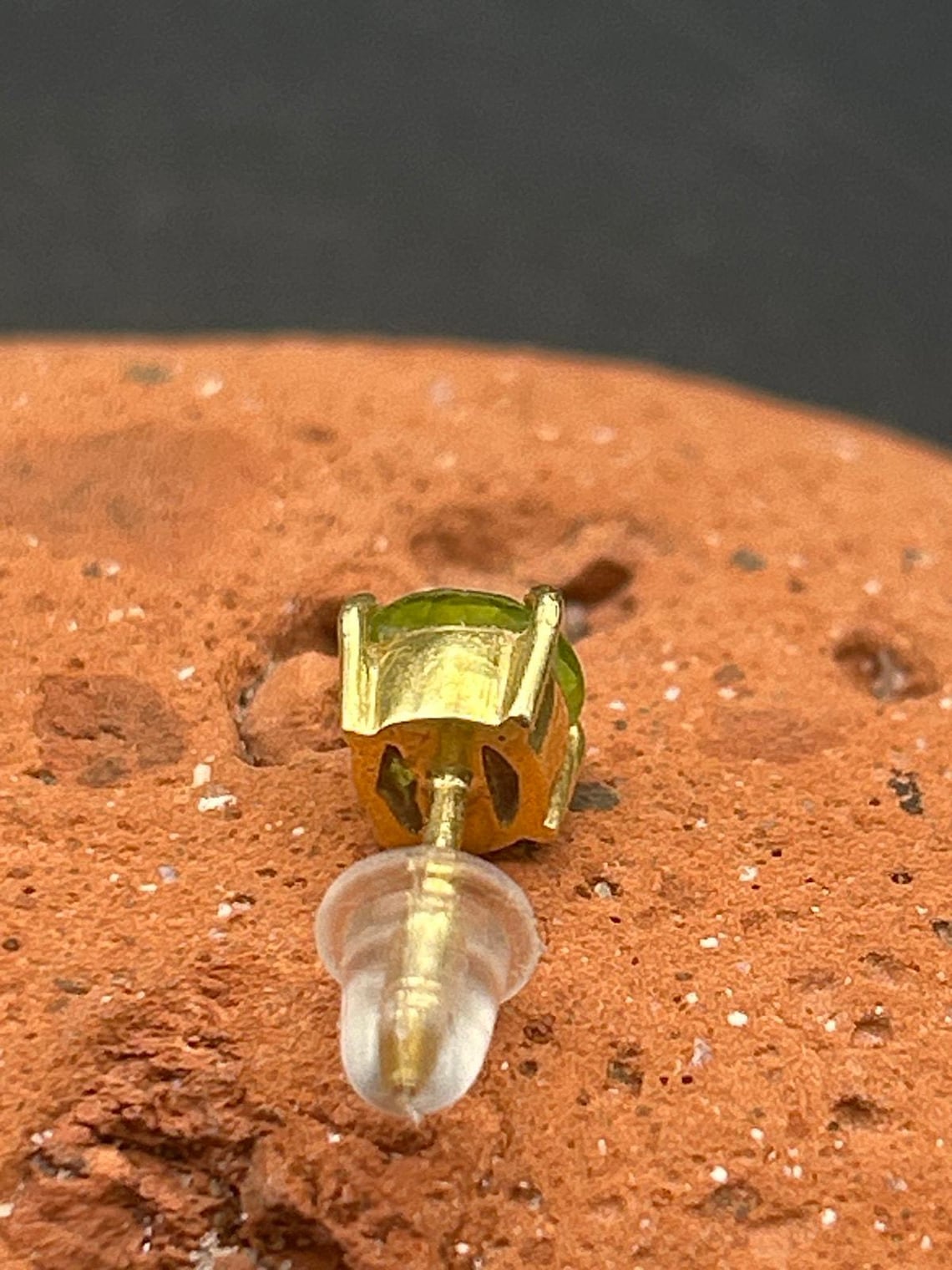 Vintage 3mm Gold Tone Peridot Green Stud Earrings August Birthstone, photo 6 of 7