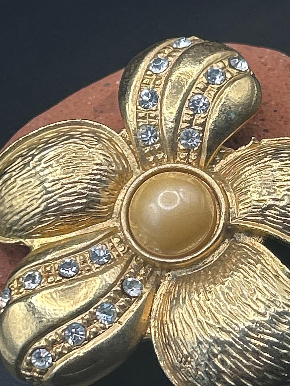 Vintage 80s Gold Tone Flower Brooch Faux Pearl Rhinestone Floral Pin 2.5 x 2.5", photo 4 of 10