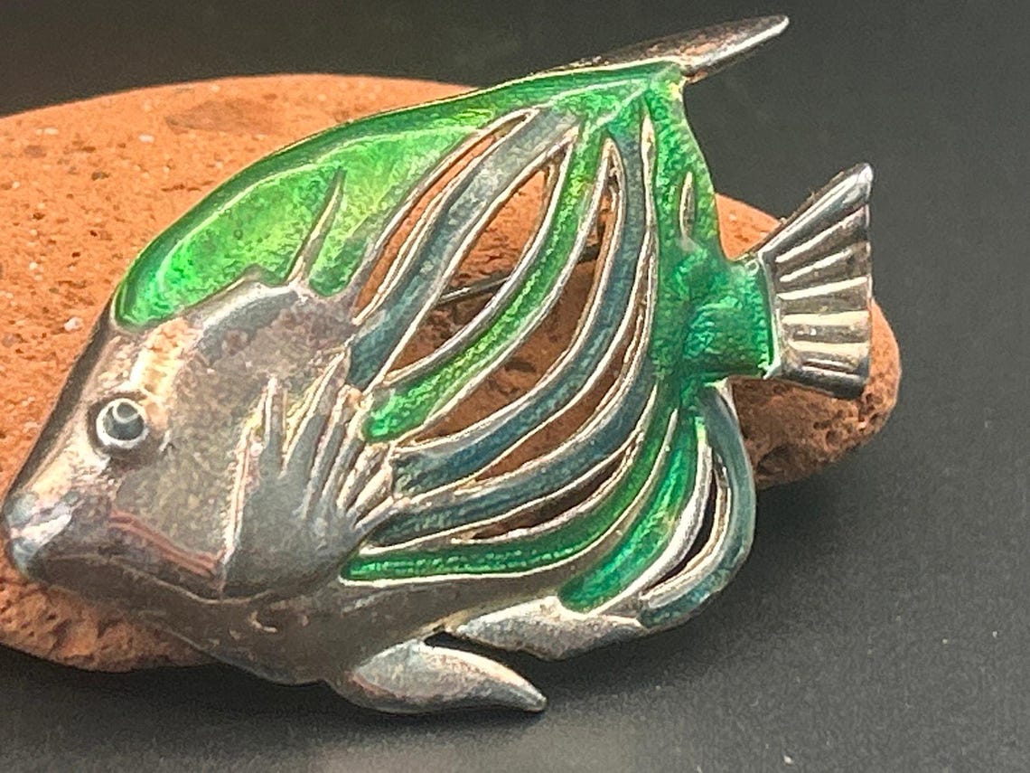 Vintage Gold Tone Green Enamel Tropical Fish Brooch Red Rhinestone Eye 2.5x1.5", photo 2 of 6