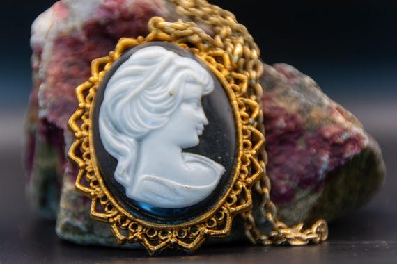 1950s Laurentian Manufacturing LJM Cameo Pendant with 18" Gold Tone Chain