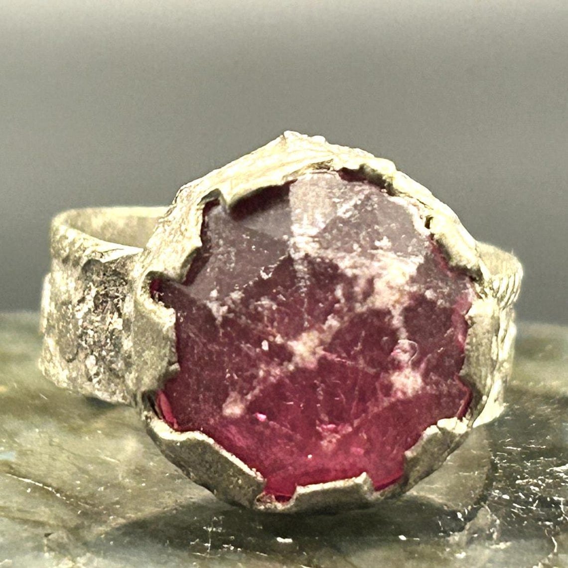 Vintage Afghan Kuchi Tribal Ring Brass Pink Faceted Glass Stone Size 6 Boho, photo 2 of 6