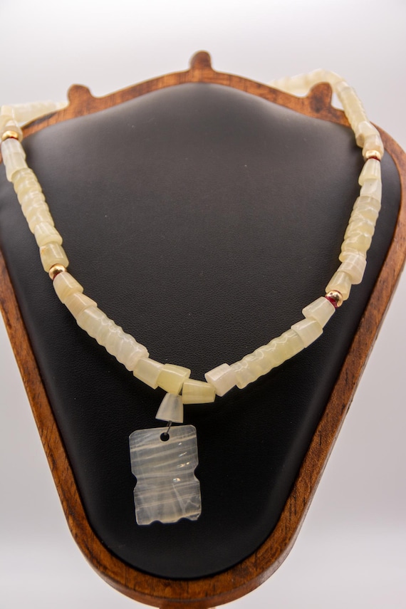 Vintage Quartz Pendant Necklace 16" - Carved Cream Beads - Gold Tone Accents - 38.1g Collar
