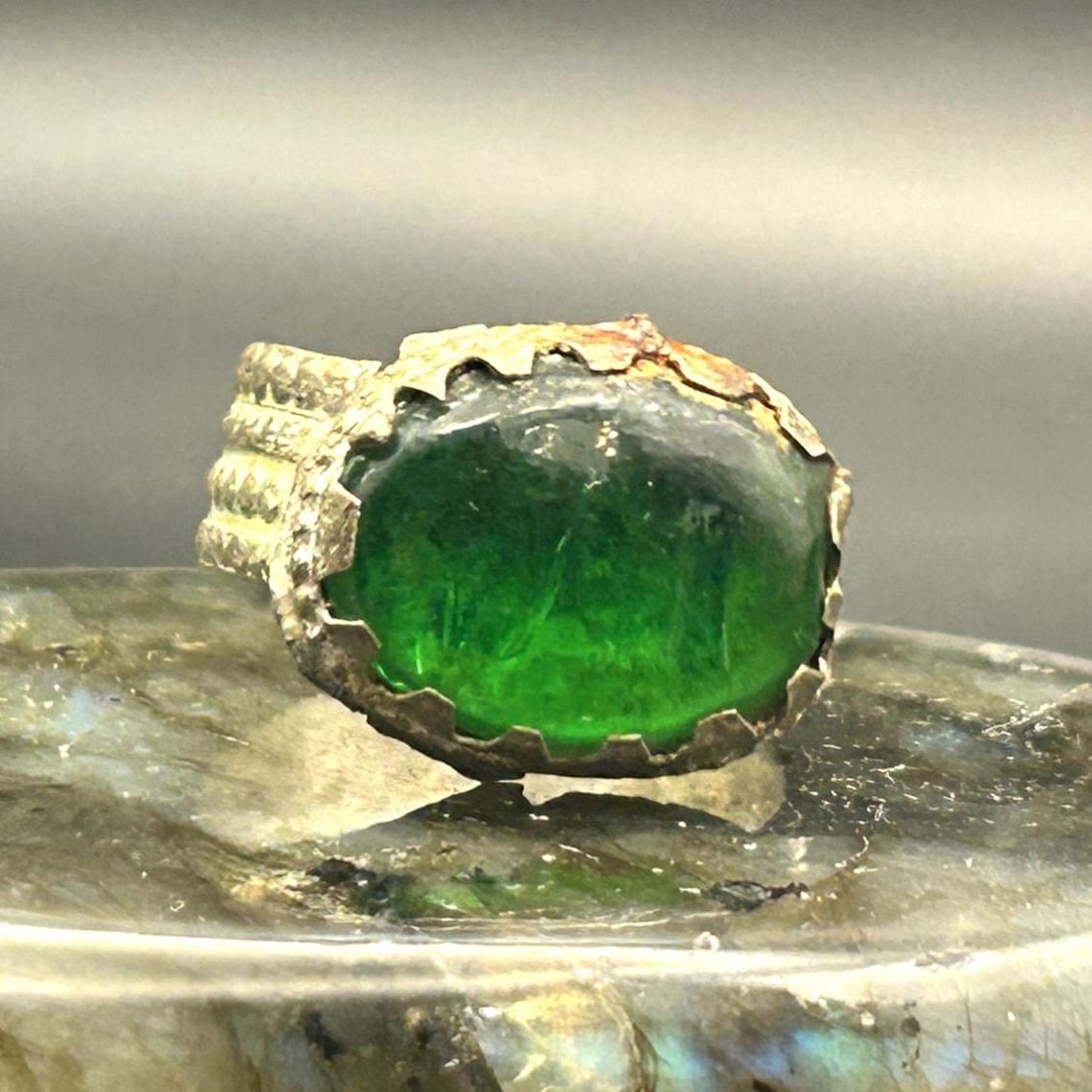 Vintage Afghan Kuchi Tribal Ring Brass Green Glass Size 6 Ribbed Band Boho, photo 2 of 8
