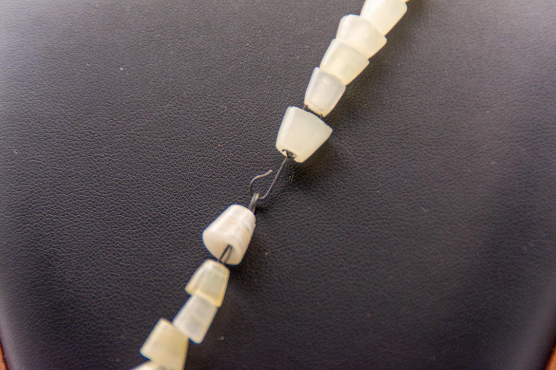 Vintage Quartz Pendant Necklace 16" - Carved Cream Beads - Gold Tone Accents - 38.1g Collar, photo 3 of 4