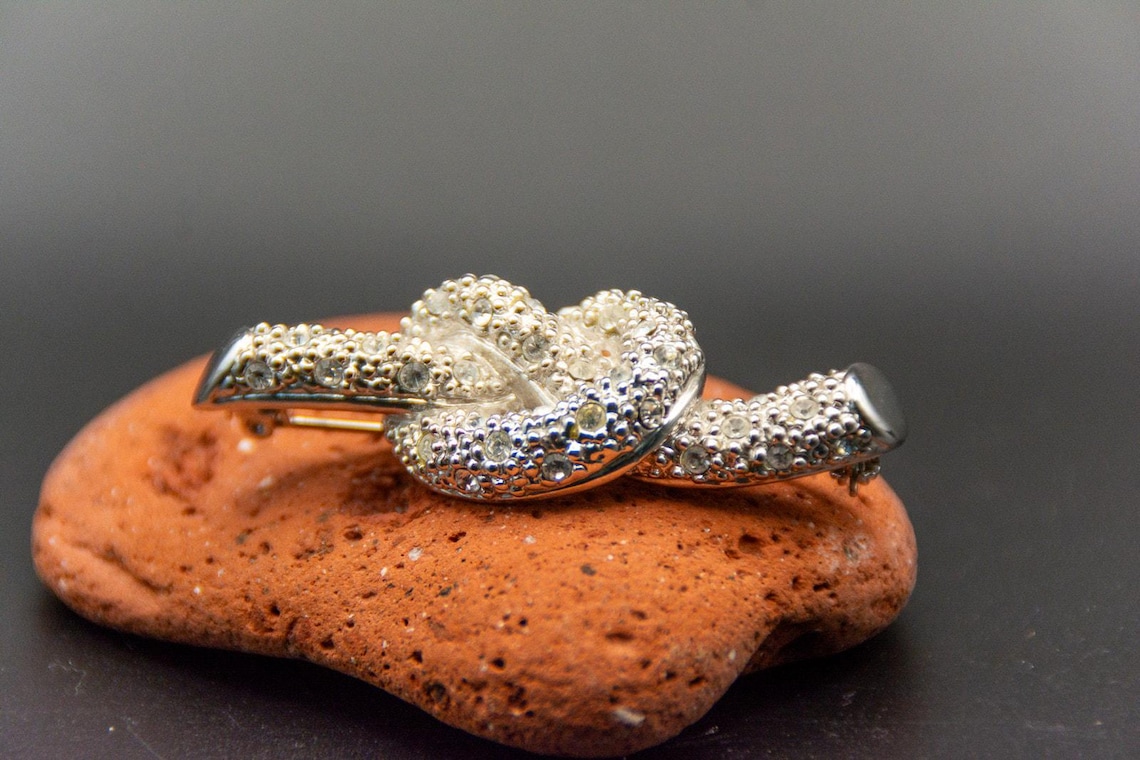 Vintage 80s Silver Tone Pave Rhinestone Oval Knot Brooch Pin, photo 3 of 6