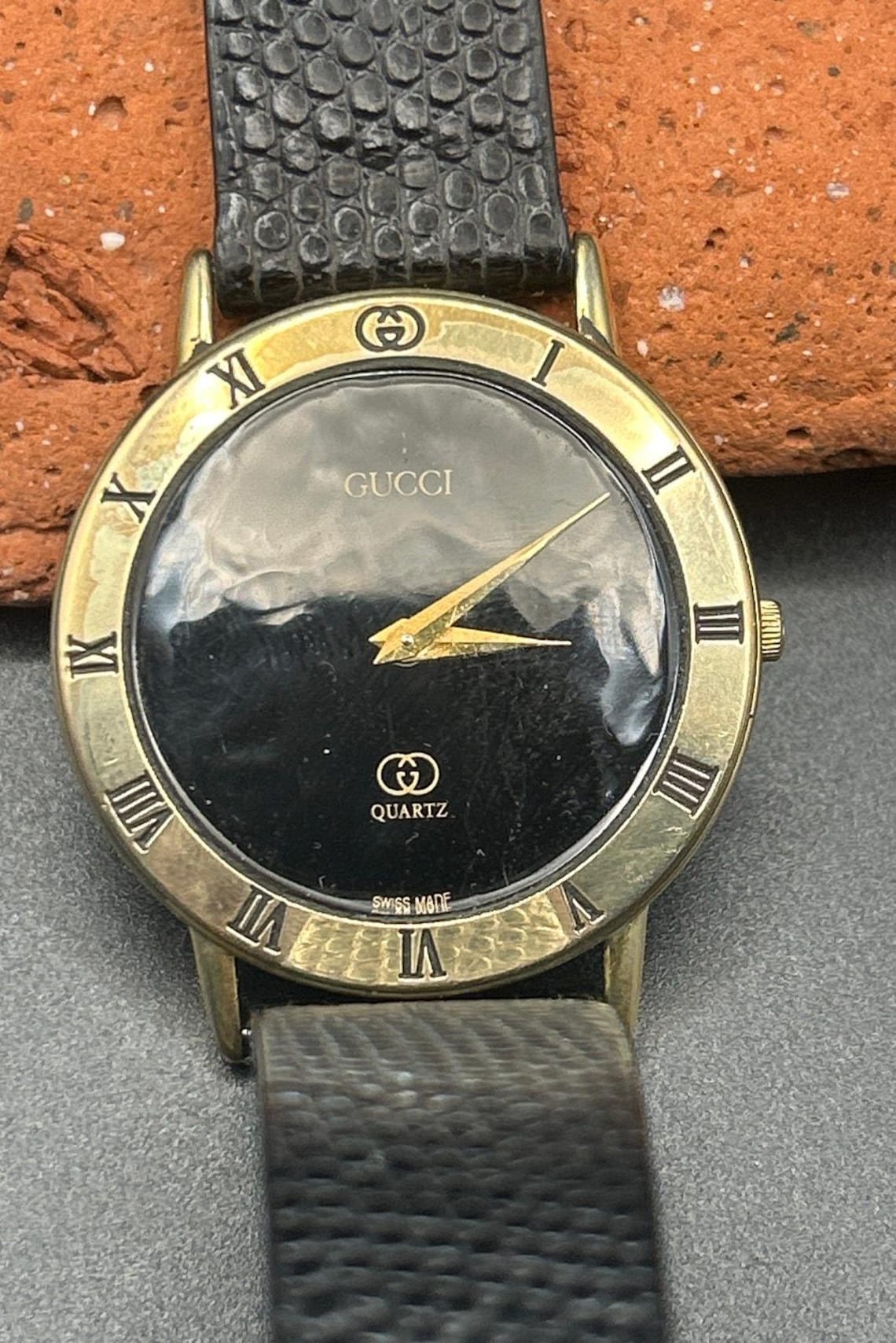 Authentic Vintage Gucci 3000M 33mm Gold Tone Watch Black Lizard Band Running, photo 2 of 8