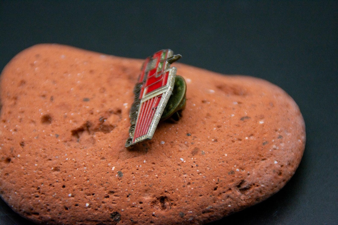 Vintage Red Semi Dump Truck Heavy Transport Enamel Lapel Pin, photo 4 of 6