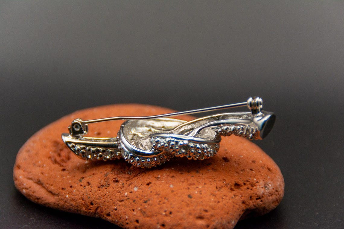Vintage 80s Silver Tone Pave Rhinestone Oval Knot Brooch Pin, photo 5 of 6