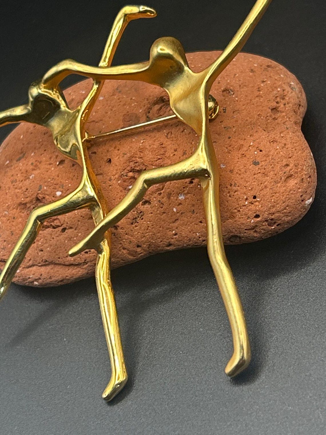 Vintage Modernist Dancing Couple Gold Tone Brooch Matte Polished Pin 3x3", photo 3 of 7