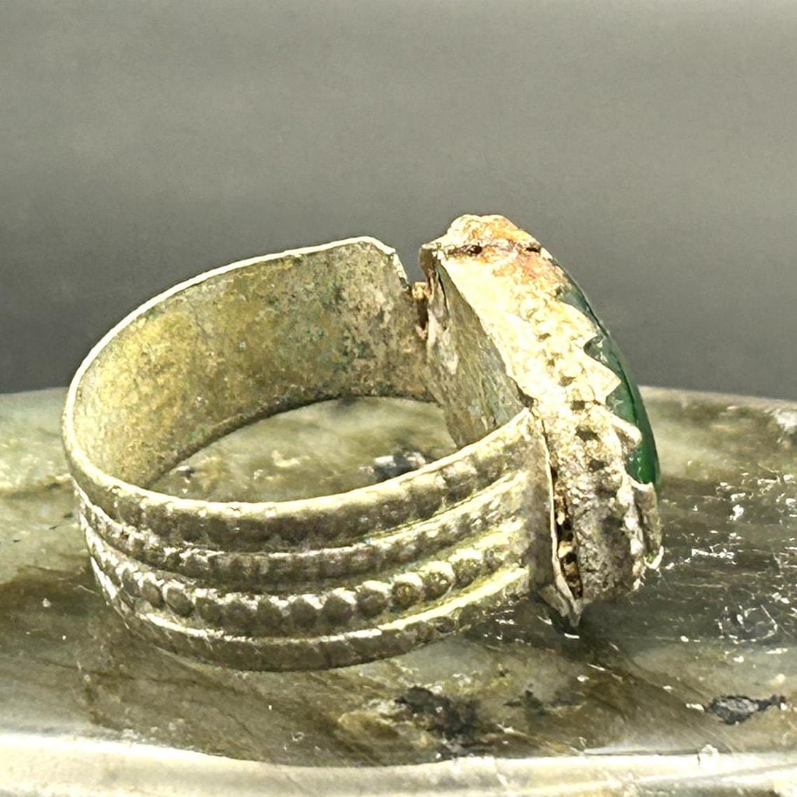 Vintage Afghan Kuchi Tribal Ring Brass Green Glass Size 6 Ribbed Band Boho, photo 3 of 8