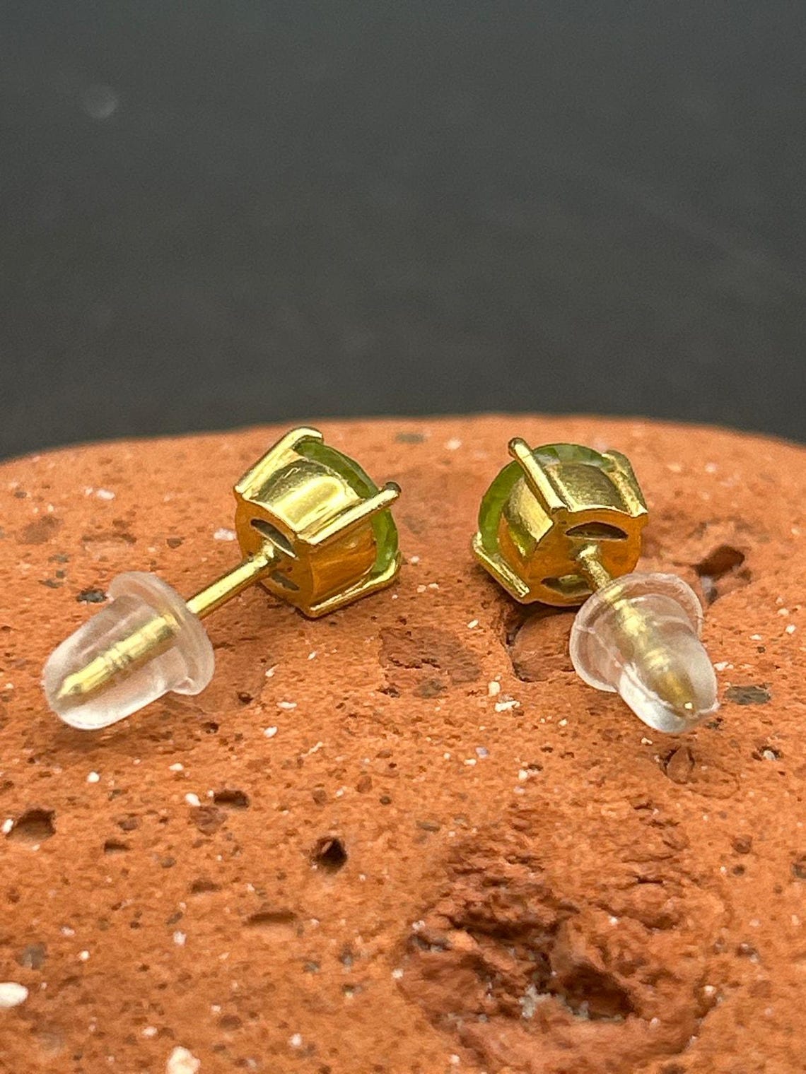 Vintage 3mm Gold Tone Peridot Green Stud Earrings August Birthstone, photo 5 of 7