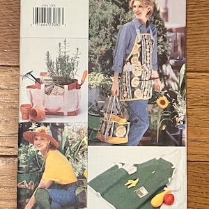 Puede incluir: Un sobre de patrón de costura Butterick con imágenes de accesorios de jardinería y una mujer con un delantal de jardinería. El sobre incluye el texto "4364 Butterick" y "ONE SIZE". El delantal tiene un diseño floral.