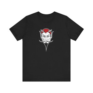 Peut inclure: T-shirt noir avec un motif blanc et rouge représentant un visage de diable.
