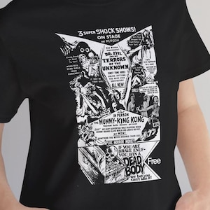 Könnte beinhalten: Schwarz-weißes Grafik-T-Shirt mit einem Vintage-Filmplakat-Design mit dem Text "3 Super Shock Shows! On Stage In Person" und "Dr. Evil and His Terrors of the Unknown".