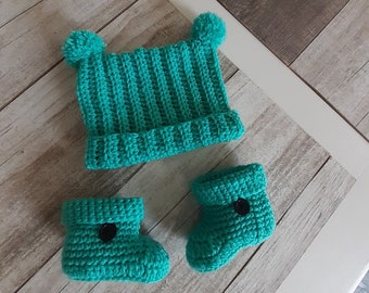 Ensemble bebe bonnet et chaussons tricoted main