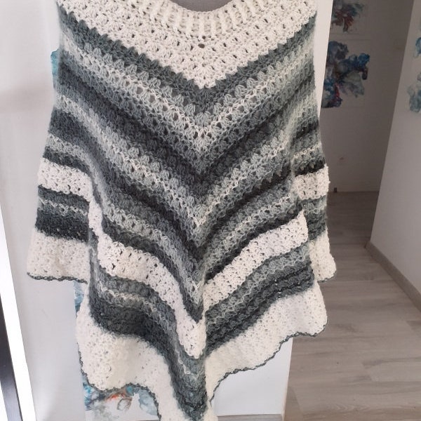 Poncho femme crocheté main