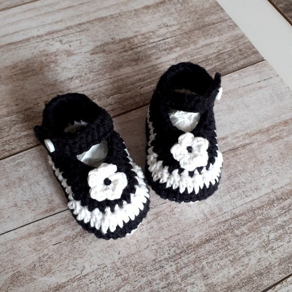 Chaussons sandales  bebe fille noir blanc crocheté main