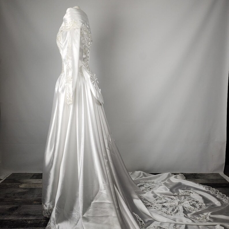 Unique Wedding Dress A Line V Neck White Satin Beads 90s Wedding Dresses Vintage Bridal Gowns DH1163